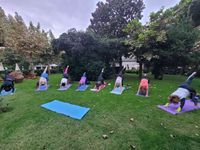 Yoga im Hotelgarten